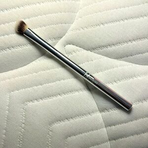 IT Cosmetics Precision Crease Brush